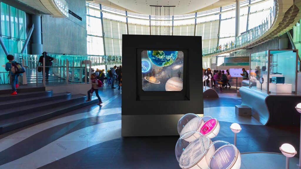 Deep Frame Augmented Reality Display im Planetarium Ausstellung Weltall